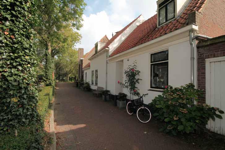 Straatbeeld van de woning. Op een van de mooiste locaties van de IJsselsteinse binnenstad ligt deze vrijstaande en bijzonder karakteristieke stadswoning.