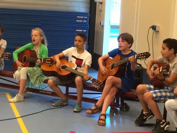 ONZE JAARLIJKSE MUZIEKVOORSTELLING Alweer 6 jaar lang werken we samen met de Muziekschool Noord.