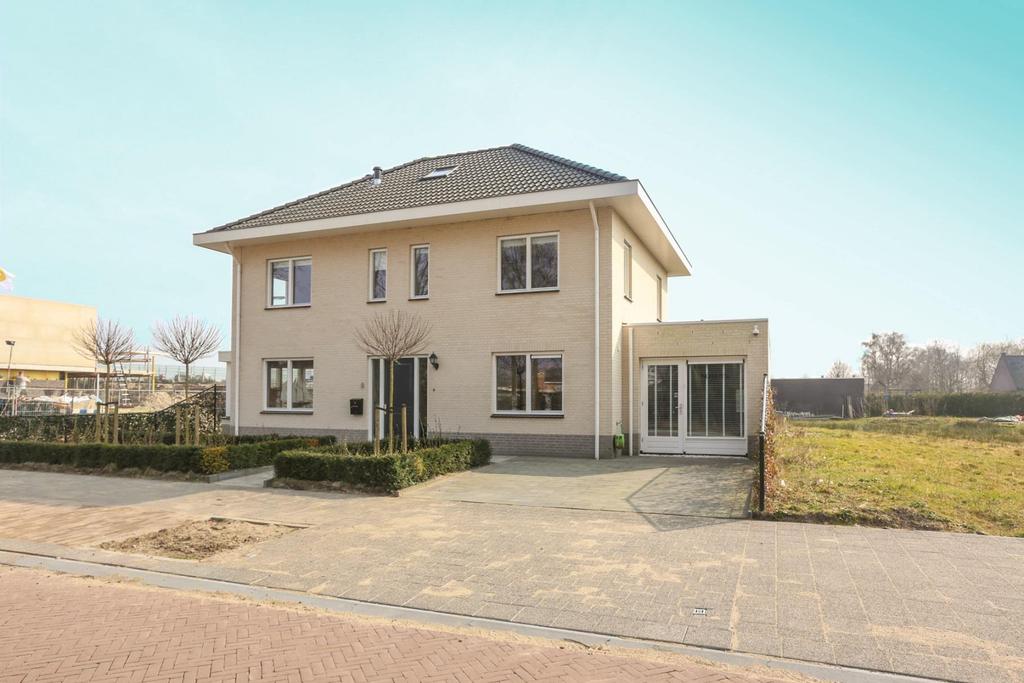 Wevershof 8 Prinsenbeek VANAF PRIJS 500.000,-- k.k. - Aantrekkelijk gelegen, eigentijdse, in nieuw staat verkerende, vrijstaande villa.
