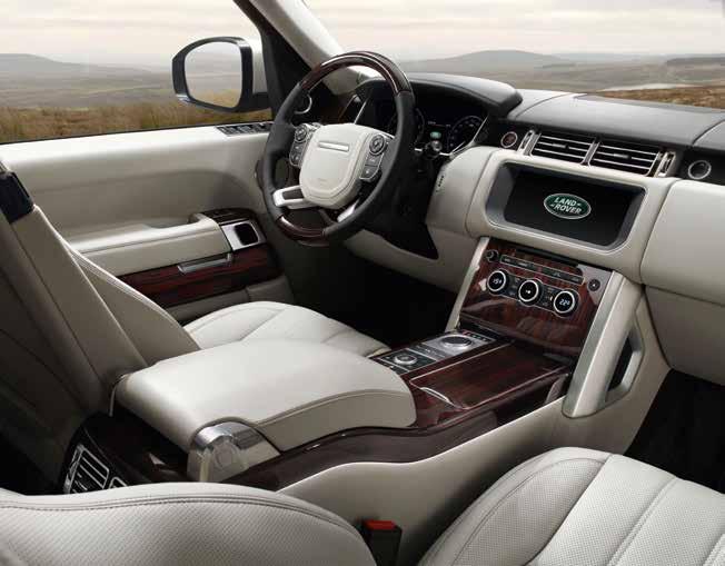 Aan het stuur van de Range Rover geniet u subliem rijcomfort, dankzij een lichtgewicht aluminium architectuur en superieure motoren.