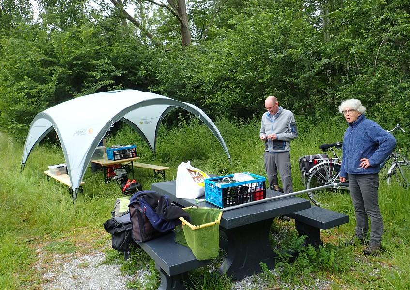 Nachtvlinderen! Gelukkig was er inmiddels een partytent opgebouwd, met daaronder een laken en nachtvlinderlamp.