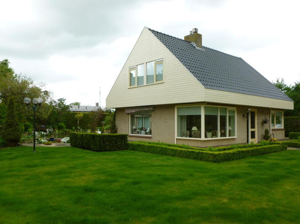 T u i n Tuin Aan de voorzijde van de woning is een