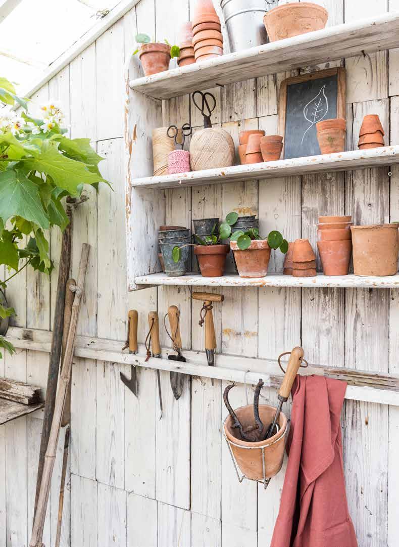 Woonstyling Schuur als stylingmuur Alsof de boer net van het land of uit de appelboomgaard komt en even zijn riek/plukmand heeft neergezet!