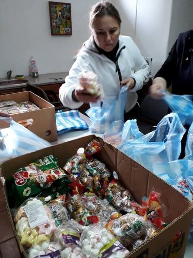 Het is de bedoeling om 175 zakken snoep samen te stellen met het snoepgoed uit de dozen om te verdelen in de dorpen aan de kinderen.
