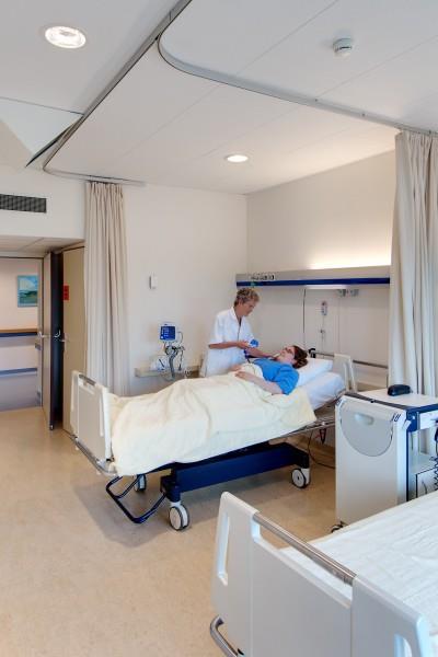 Verlichting Rekenvrbeeld: Gezndheidszrg met verblijf Ziekenhuiskamer: W equiv, max = 10 W/m² Ttaal geïnstalleerd vermgen (vaste testellen, all-in): 200 W