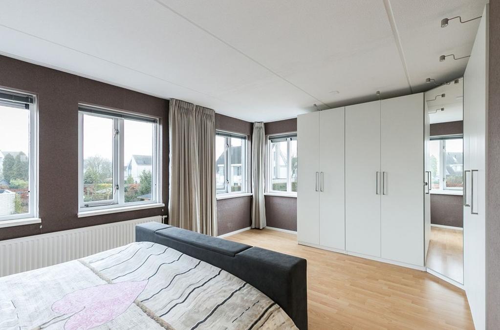 Ligging en indeling Eerste verdieping Op de eerste etage zijn 2 ruime slaapkamers, een badkamer en een ruime overloop met frans balkon.