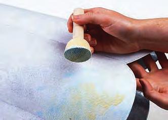Giet een beetje schildermedium op een bord en de kleuren ivoor, hemelsblauw en pastelgeel.