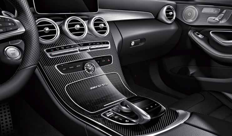 62 Mercedes-AMG C 63 interieur. Wat het exterieur van de Mercedes-AMG C 63 belooft, wordt ook in het interieur waargemaakt met een geslaagde combinatie van pure sportiviteit en voortreffelijk design.