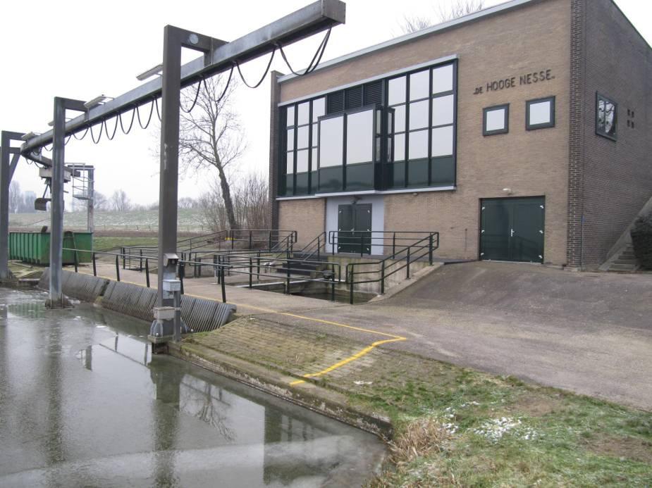 Beschrijving Gemaal Hooge Nesse Het gemaal Hooge Nesse is gelegen bij dijkpaal 21,4 in dijkring 17, IJsselmonde.