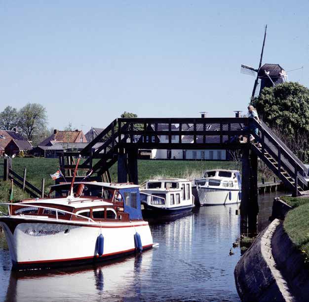 Bedieningstijden bruggen en sluizen Deze folder geeft u informatie over de bedieningstijden van de bruggen en sluizen van 1 mei tot 1 oktober 2017.