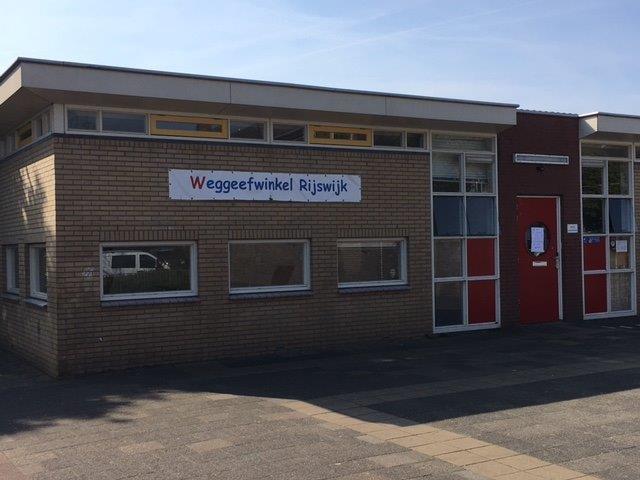 Afbeelding 3: de weggeefwinkel Rijswijk. Afbeelding 4: kindersportkleding voor Rijswijk Actie Kinderrechtenambassadeurs: De *weggeefwinkel in Rijswijk heeft een groot tekort aan kindersportkleding.