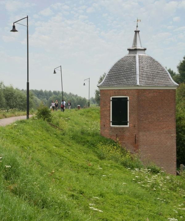 Dijkring 41 Land van Maas en Waal Ligt in de provincie Gelderland 26.200 ha 6 gemeenten(incl. Nijmegen) 88 km primaire waterkering (categorie A) Veiligheidsniveau: 1/1.