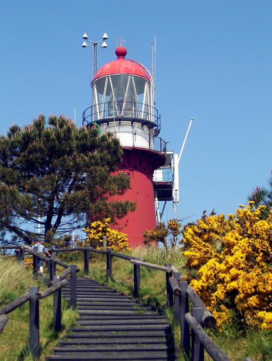 De vuurtoren van Vlieland Tijdens een weekend op Vlieland bezoeken Eva en Rob de vuurtoren. Zie de foto hiernaast. De vuurtorenwachter vertelt dat de vuurtoren sinds 1920 elektrisch licht heeft.