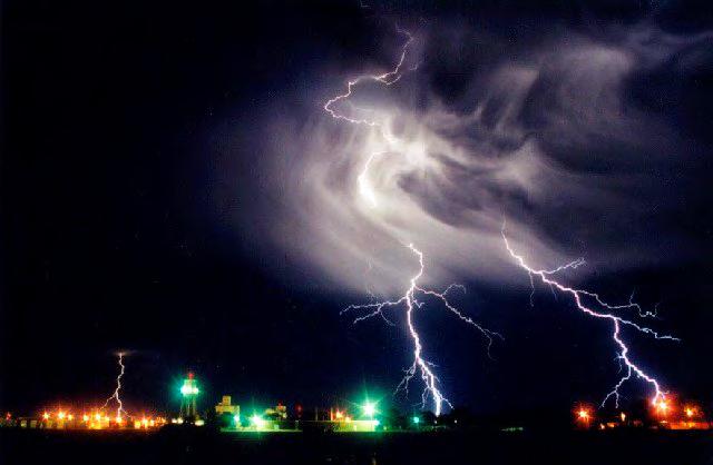 Bliksems Bij een heftige onweersbui is er kans op blikseminslag. Er loopt dan een grote elektrische stroom van de donderwolk naar de aarde. Deze kans is in de winter groter dan in de zomer.