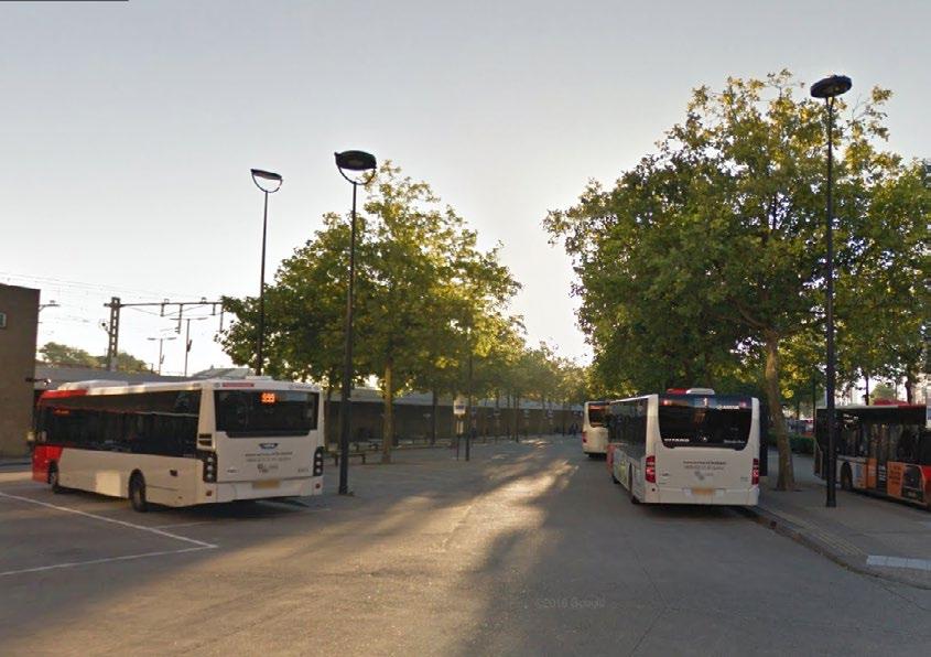 Busstation in het groen