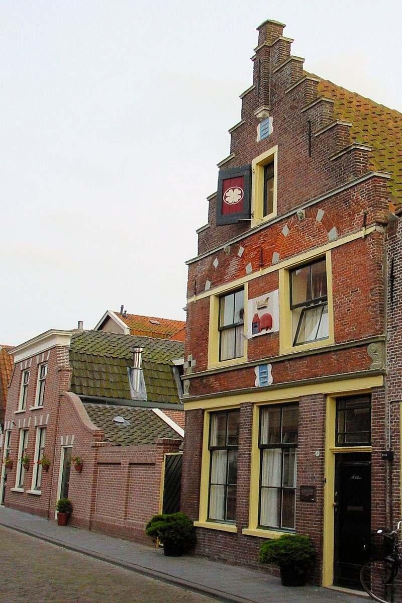 Sint Janstraat 9 Jaartal gevelsteen: 1639, maar fungeerde daarvoor al als bierbrouwerij.