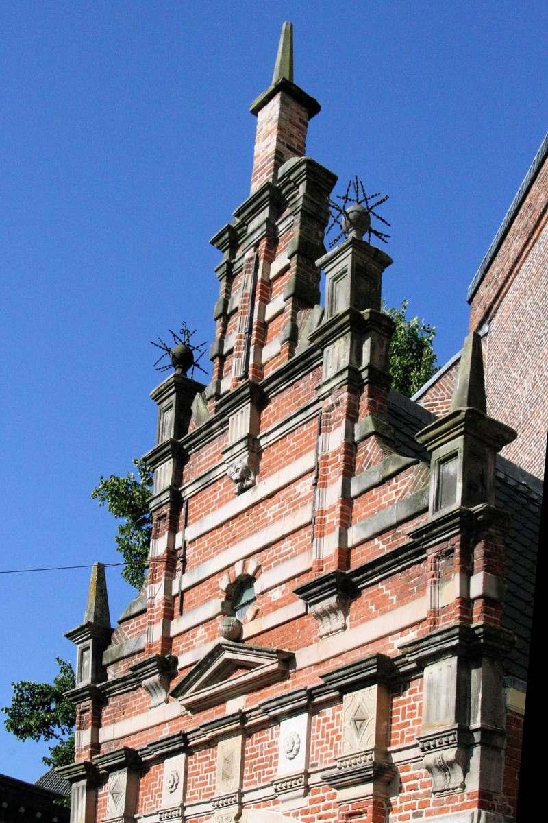 Westerstraat 136 Westerkerk Oudste vermelding: Ca. 1427. Jaartal gevelsteen: 1603 zijnde de ingebruikname van het later aangebouwde portaal.