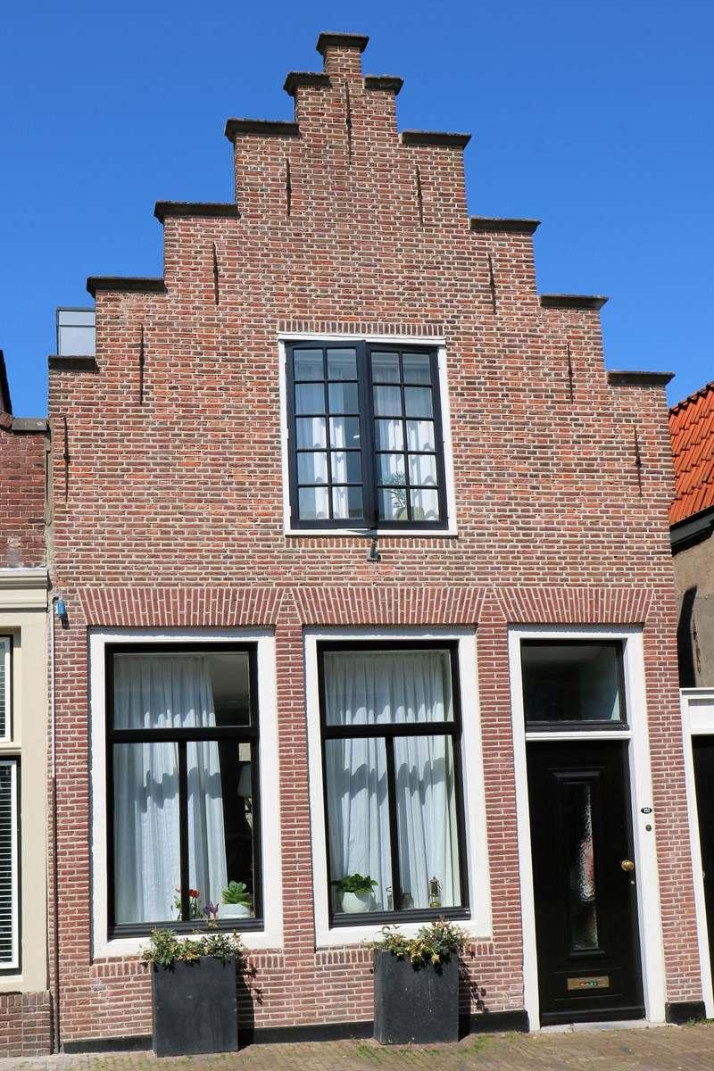 Westerstraat 152 Oudste vermelding: 1737. Kenmerken: Trapgevel met natuurstenen dekplaten, Westerstraat 158 Jaartal gevelsteen: 1617.