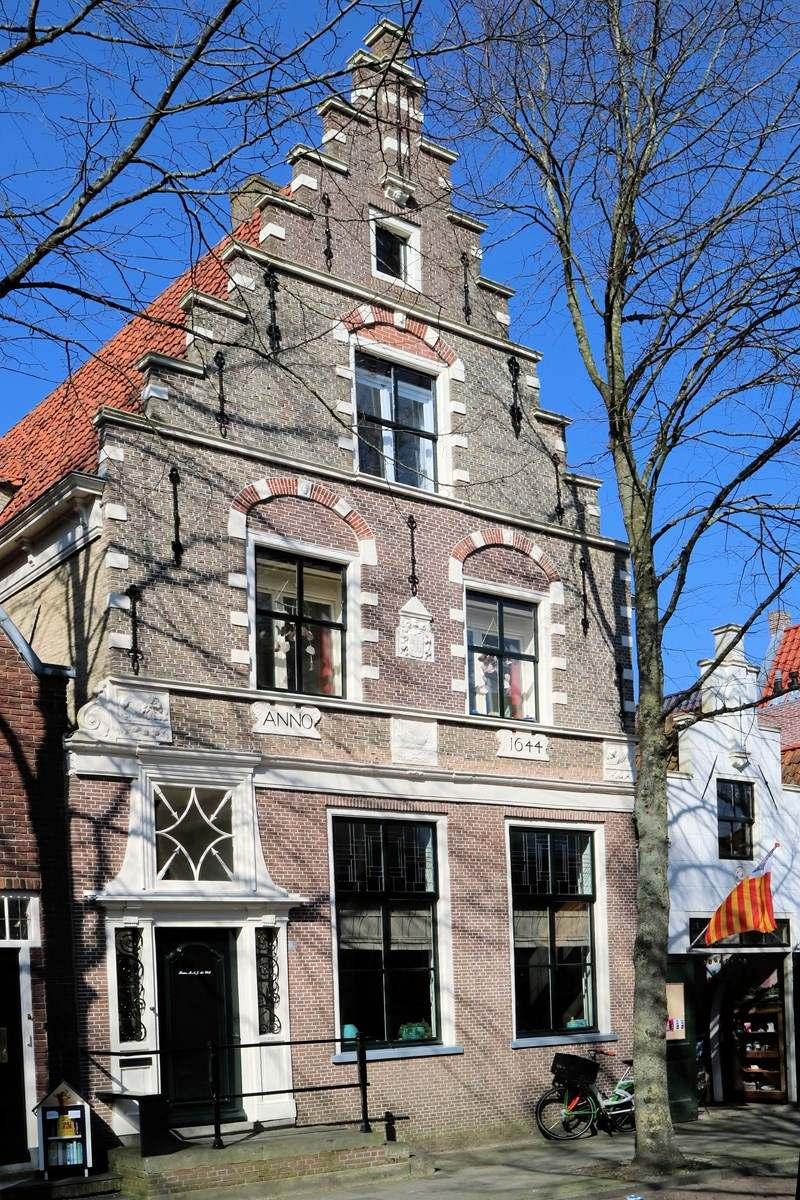 Westerstraat 228 Jaartal gevelsteen: 1644. Gebouwd voor regentenfamilie Haak.