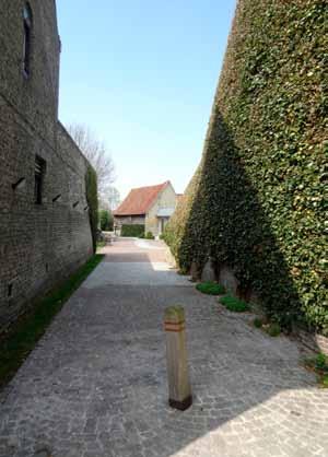 3. kasteelpark - bezoekersparking HERITA (vroeger: Erfgoed Vlaanderen) heeft samen met de provincie West-Vlaanderen, Ruimte & Erfgoed West-Vlaanderen, Regionaal Landschap Ijzer & Polder en het Buro