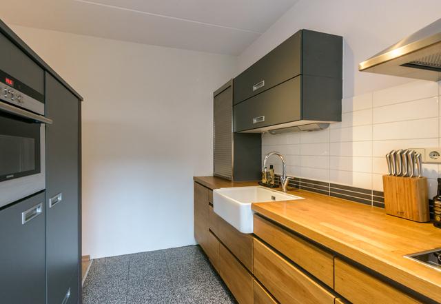 Inpandige berging met eigen toegang tot de straat. Aparte toiletruimte met hangend toilet en hoekfontein. Moderne, royale badkamer met ligbad, inloopdouche, bidet en wastafel.