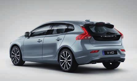 ACCESSIRES ELEGANT LUXURY Deze stylingaccessoires, hier gemonteerd op een Volvo V40 Momentum, verfraaien uw auto achteraan met een dakspoiler en bumperdiffuser in koetswerkkleur met twee