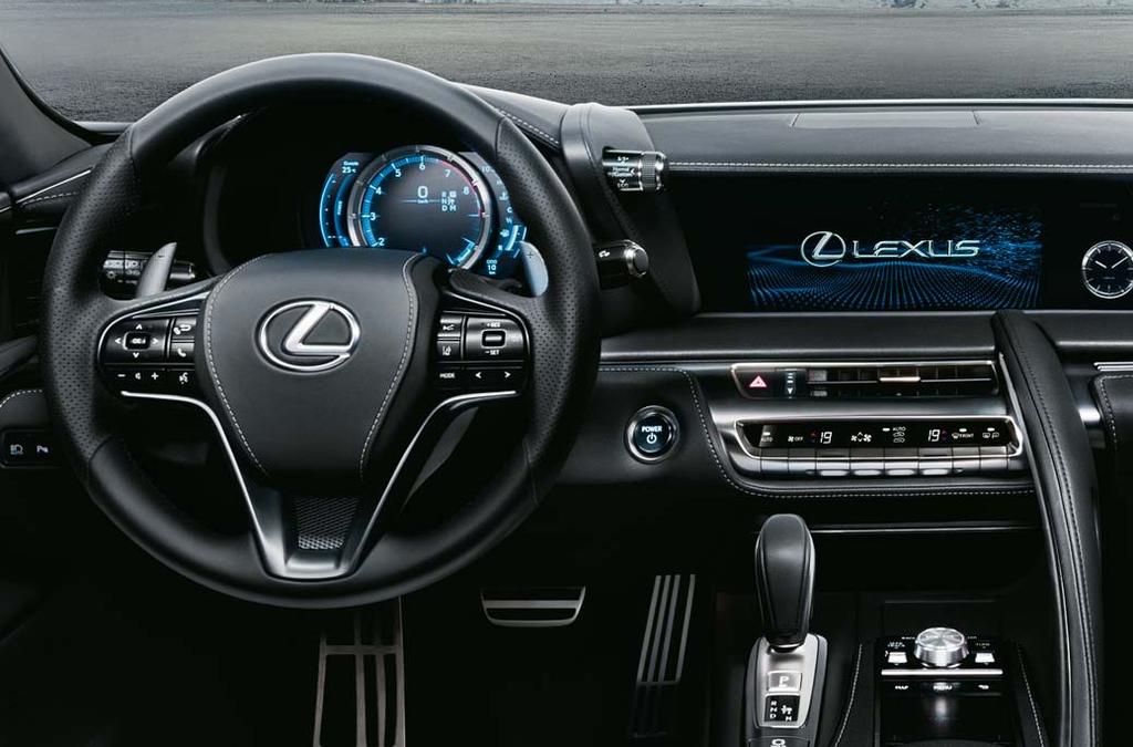 De op de bestuurder gerichte cockpit is voorzien van instrumenten geïnspireerd op de LFA, en het nieuwste Lexus Premium Navigation-systeem.