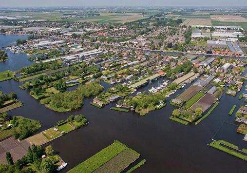 Zeilen op de Westeinder, met een klein bootje varen naar Stokkenland, op ontdekking met de rondvaartboot tussen de vele eilandjes, genieten op een terras of recreëren ergens langs de mooie Poel,