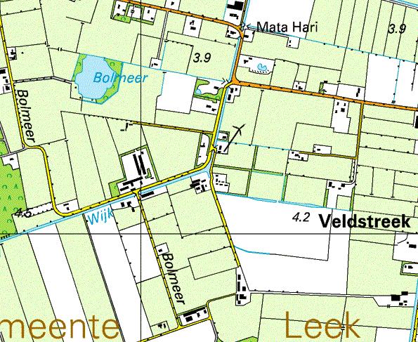 De school staat op enige afstand van de weg en is gelegen nabij de kruising van Haspelwijk met Oudwijk.