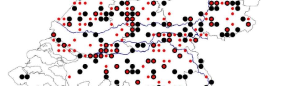 Rechts: RAVON/ NDFF data, bron: Schiphouwer et al., 2014. Rode stippen aanwezig vóór 2000, zwarte stippen - aanwezig na 2000, gecombineerde zwart met rode stippen - aanwezig in beide periodes. 3.