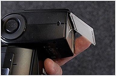 Groothoekdekking opzetflitser Intelligente flitsers maken de lichtbundel breder bij breedhoek en smaller bij tele Maw: de flitser zoomt mee met de camera, maar enkel