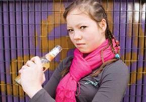 Vraagje tussendoor over alcohol-roken 1. Hoeveel % jongeren in de brugklas drinken regelmatig alcohol? 3.7 % 46.7 % 2.