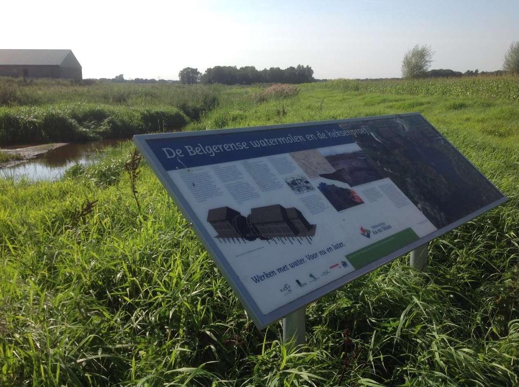 de Vries) Afbeelding 5: Informatiebord over de Belgerense watermolen bij de Astense Aa, met links op het pal een