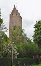 Tijdens de laatste restauratie is een aantal belangrijke zerken uit de vorige kerk gevonden o.a. van de fam. Ripperda. De toren, waarin 3 klokken (f1/1527, d2/1555, dis2/ 14de e.) stamt uit 1857.