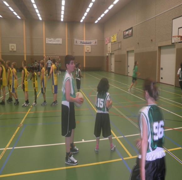 Basketbaltoernooi In samenwerking met Basketbalvereniging Rotterdam Zuid heeft Nida een basketbaltoernooi georganiseerd. De leerlingen van Nida hebben laten zien dat ze ook kunnen basketballen.