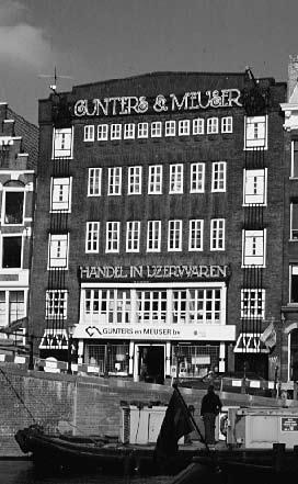 Het Gangenproject is dan ook een Lieu de Memoire, èn een eerbetoon aan de stratenmakers. Mieke heeft het over haar gangenproject in de Willemsstraat. Er hebben tal van mensen aan meegewerkt.