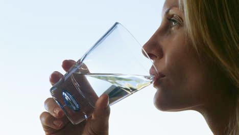 KRNWTR stimuleert lokaal & gezond water drinken Om de benodigde 2 liter water per dag te bereiken is een goede voorziening voor gekoeld water binnen handbereik noodzakelijk.