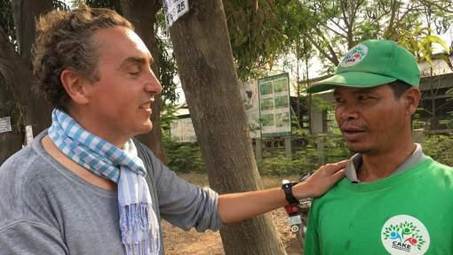 Vlaming doet in Cambodja wat overheid nooit kon: huisvuilophaling organiseren Tony Geeraerts, manager van weeshuis Little Hearts, lanceerde het afvalproject CAKE. rv.