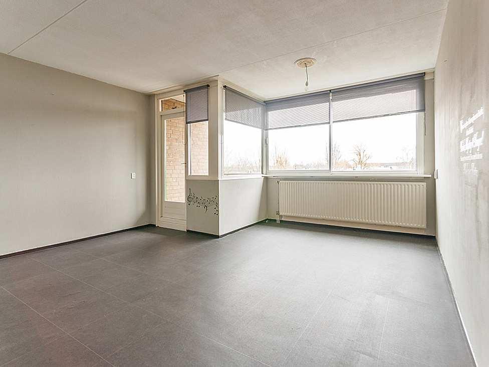 OMSCHRIJVING Hartstikke leuk startersappartement waarvan de basis al aanwezig is. Met wat saus en schilderwerk is dit 2 kamerappartement binnen korte tijd je nieuwe thuis.