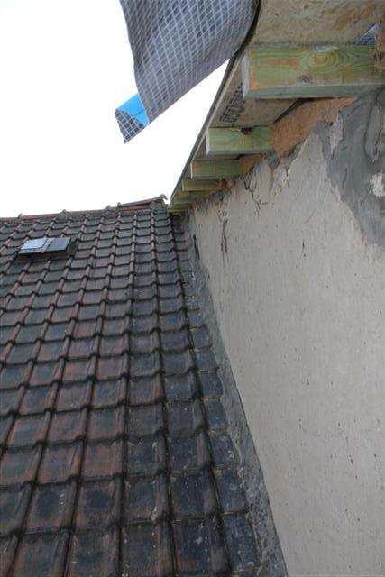 (38) : continuïteit van de isolatie bovenaan de gemene muren (10 cm Pavaflex) en overhangende daksparstructuur tot