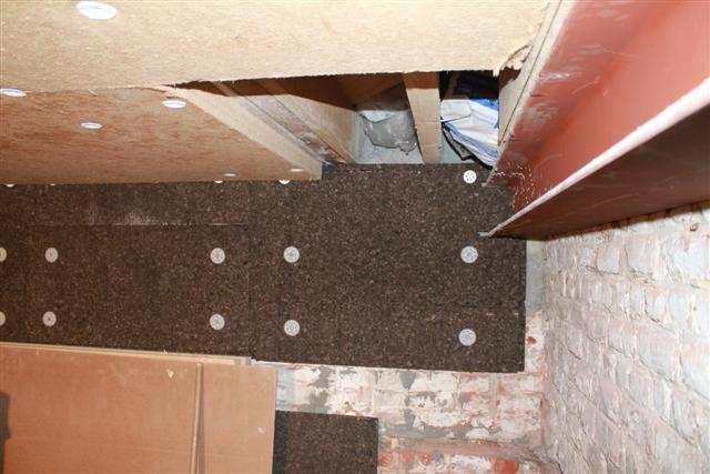 (45) : isolatie van het kelderplafond: plaatsing van een Pavatherm-houtvezelplaat van