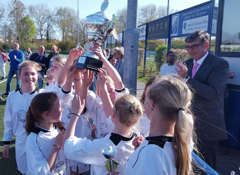 Meisjes groep 7/8 voetbalkampioen van Wijchen Op 06-04-2016 hebben de kinderen uit groep 7/8 meegedaan aan het schoolvoetbaltoernooi.