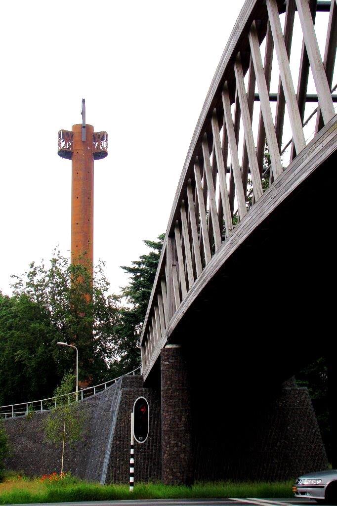 Inwoners van Harderwijk blijven verdeeld, het CDA stemde als enige fractie tegen deze altijd in het oog springende uitkijktoren, voornamelijk vanwege de hoogte.