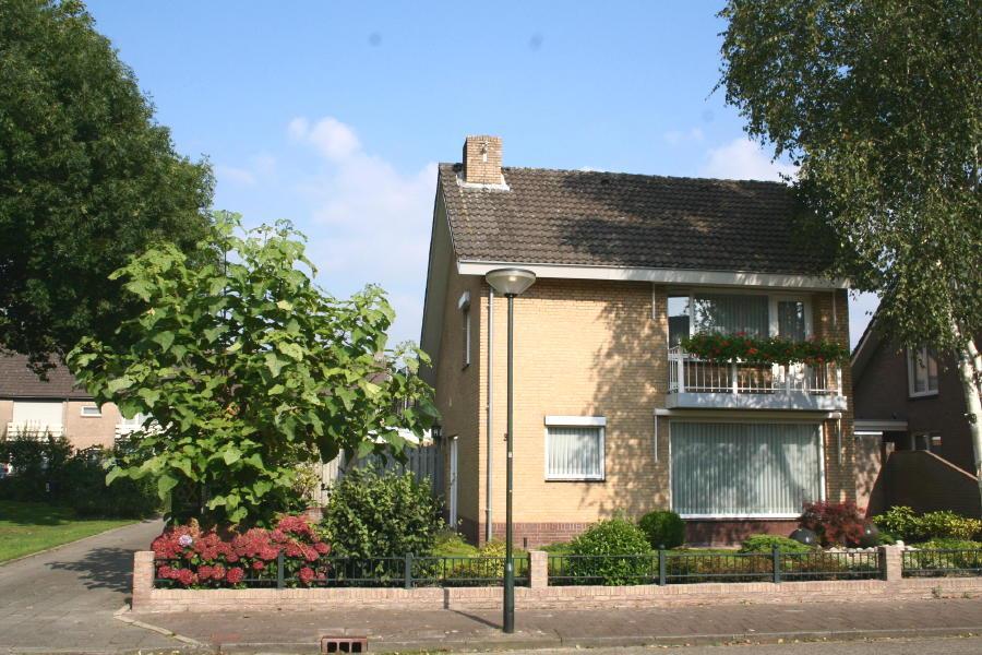 TE KOOP Europalaan 79ᵃ, 5531 BG BLADEL 0497 380103 www.roijmans.nl ROYALE WONING OP PRACHTIGE HOEKLOCATIE!