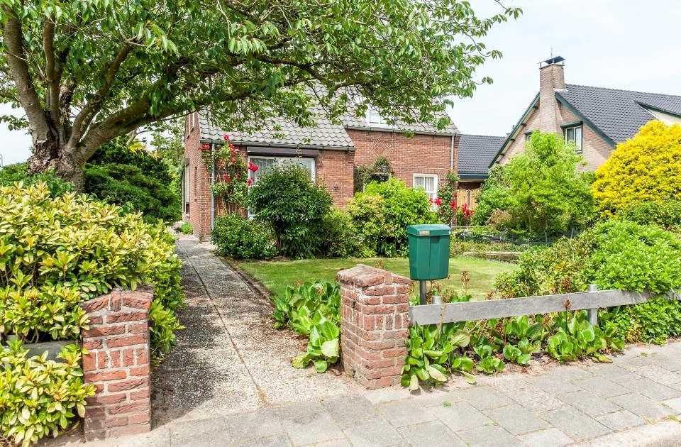 Inleiding object Deze royale uitgebouwde vrijstaande woning met garage, oprit en flinke tuin, ligt in een prachtige woonomgeving