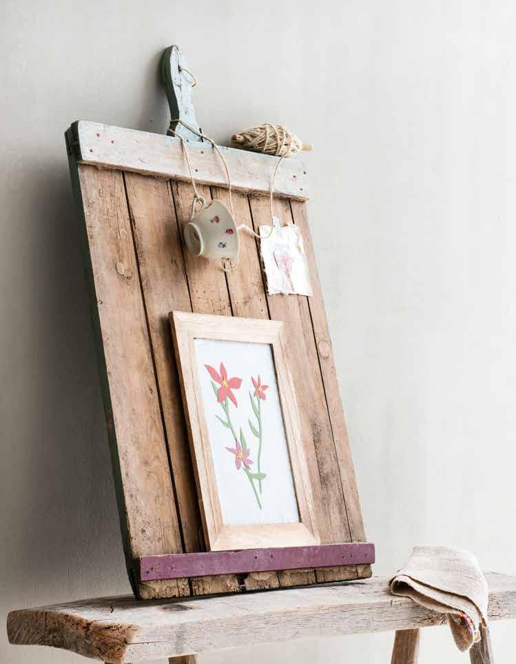 Niet zo gek: een gedroogd boeketje is een echte sfeermaker. Bundeltje geluk Houten podium Om het bloemwerk goed te laten opvallen, zet je de kaasplank op een houten bankje of tafel.