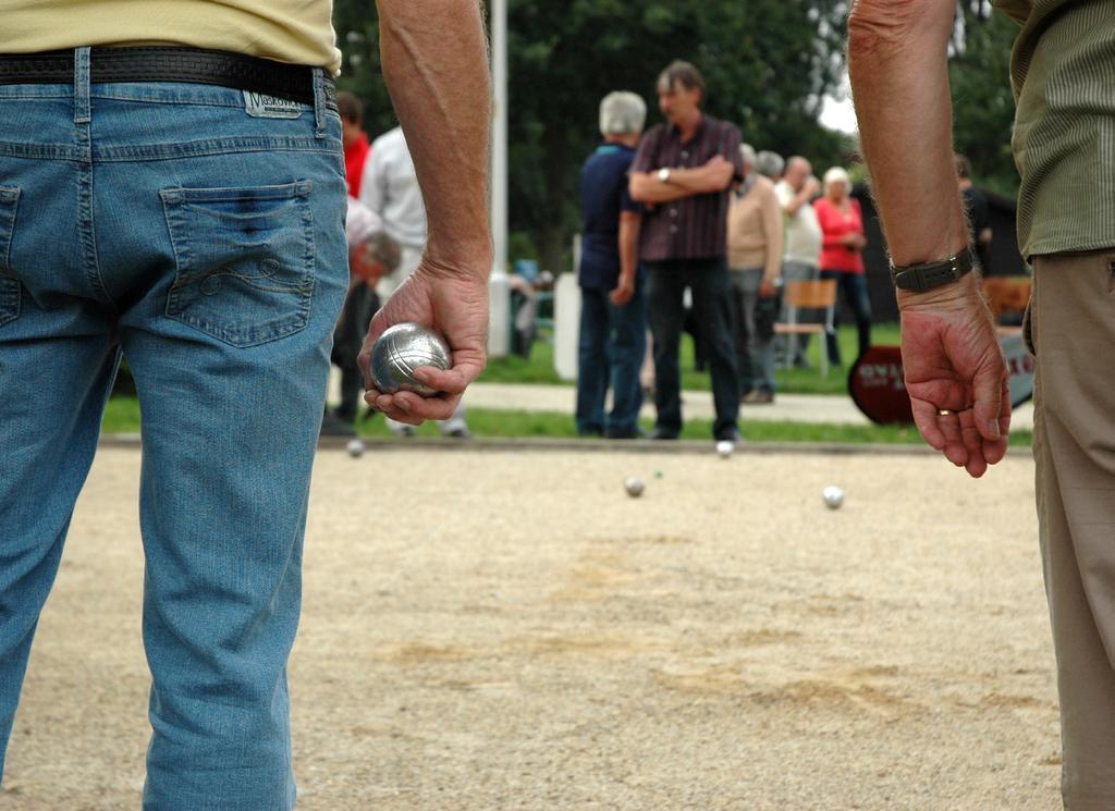 Vrijdag 8 september 13-17 uur Petanquetornooi Op het terrein naast de Sint-Theresiakerk, Peerstraat 150 Het getik van ijzeren ballen en misschien een gedempt gefoeter of gejuich maken duidelijk dat