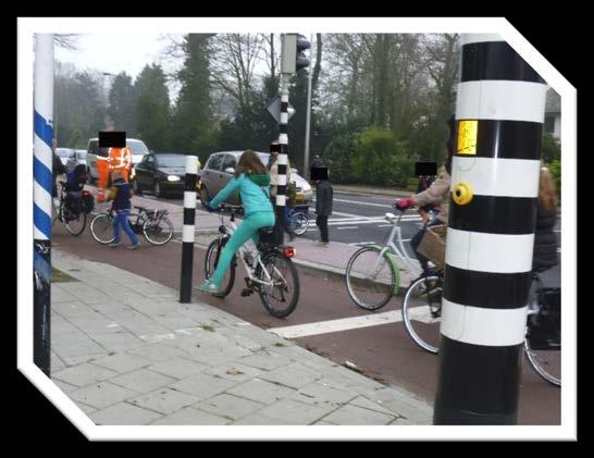 Stoplicht bij de Oldenzaalsestraat Deze mensen doen het verkeerd het is een fietspad voor mensen die van links komen en ze brengen alle andere mensen die het wel goed doen in gevaar.