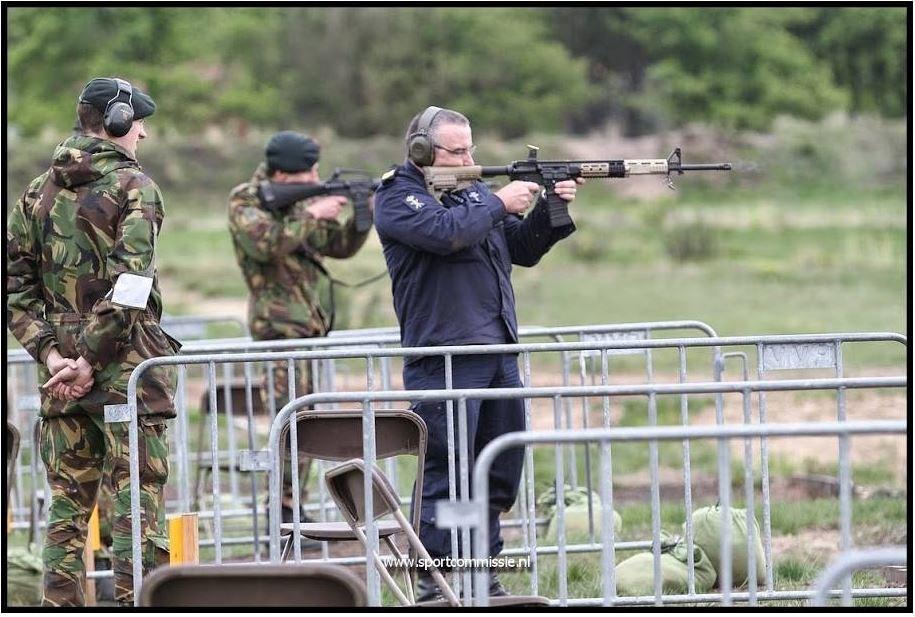 e) Protest; Indien een doelpresentatie of oefening naar beoordeling van de schutter niet goed verloopt en de wedstrijdleiding grijpt niet in, dan stopt de schutter en steekt hij zijn linkerhand