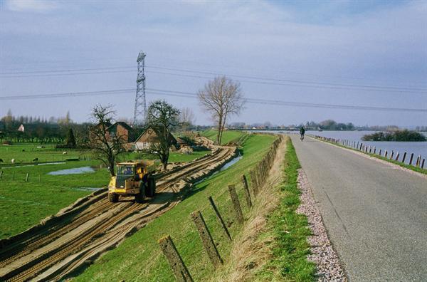 3.10 STPH.1.2 Berm aanbrengen (ongunstige situatie) Maatregel Code Doel van de maatregel Wijze waarop doel bereikt wordt Benodigde materialen per Benodigd materieel per Benodigde mankracht per